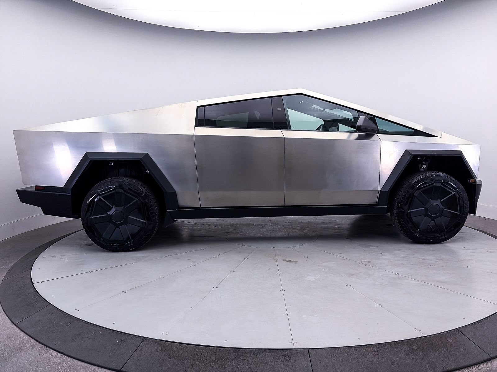 Used 2024 Tesla Cybertruck AWD Crew Cab image 38