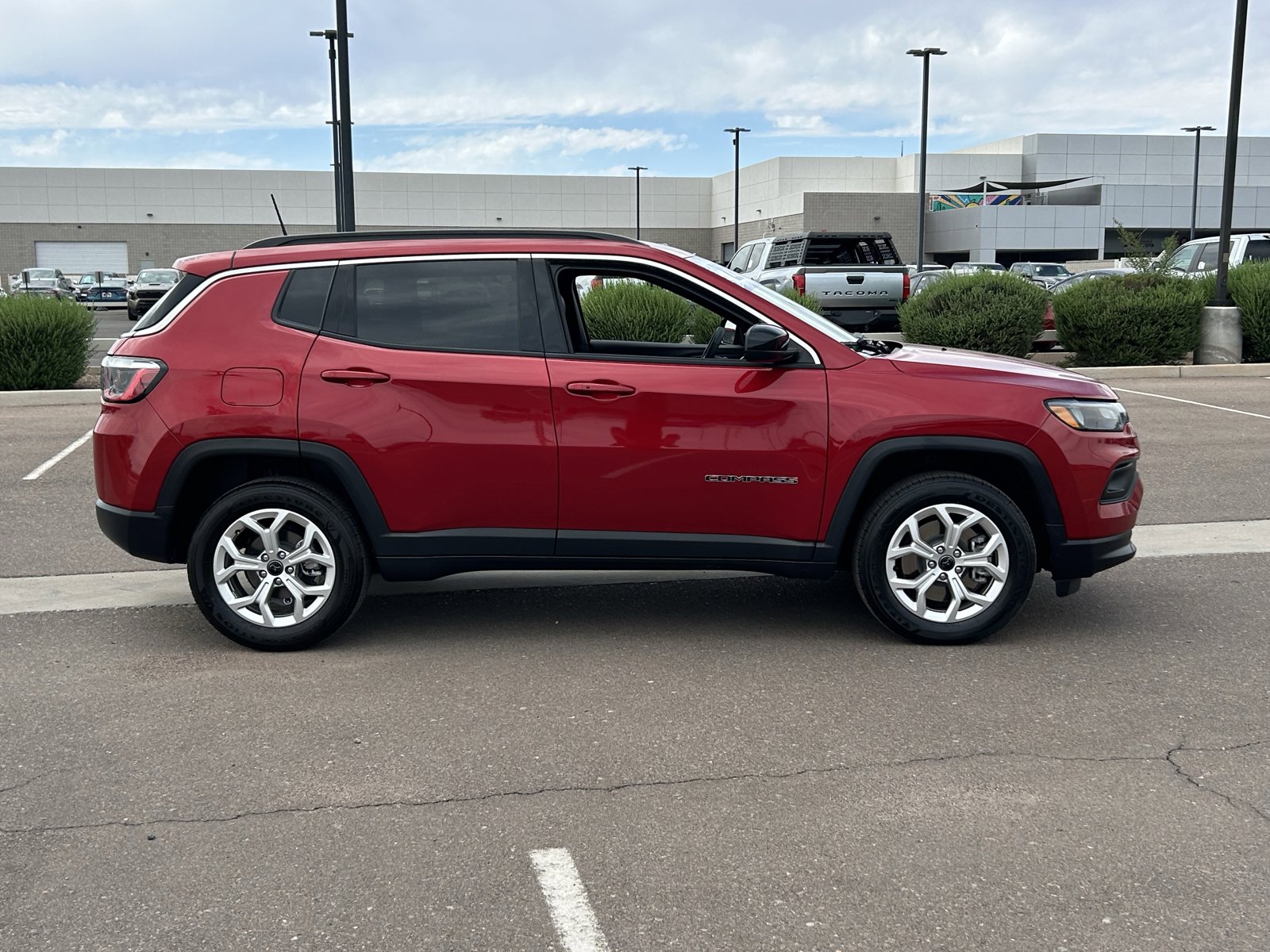 Used 2025 Jeep Compass Latitude AWD/4WD image 6
