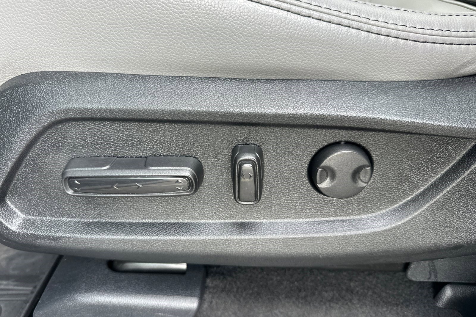 Used 2025 Honda Pilot Touring image 14