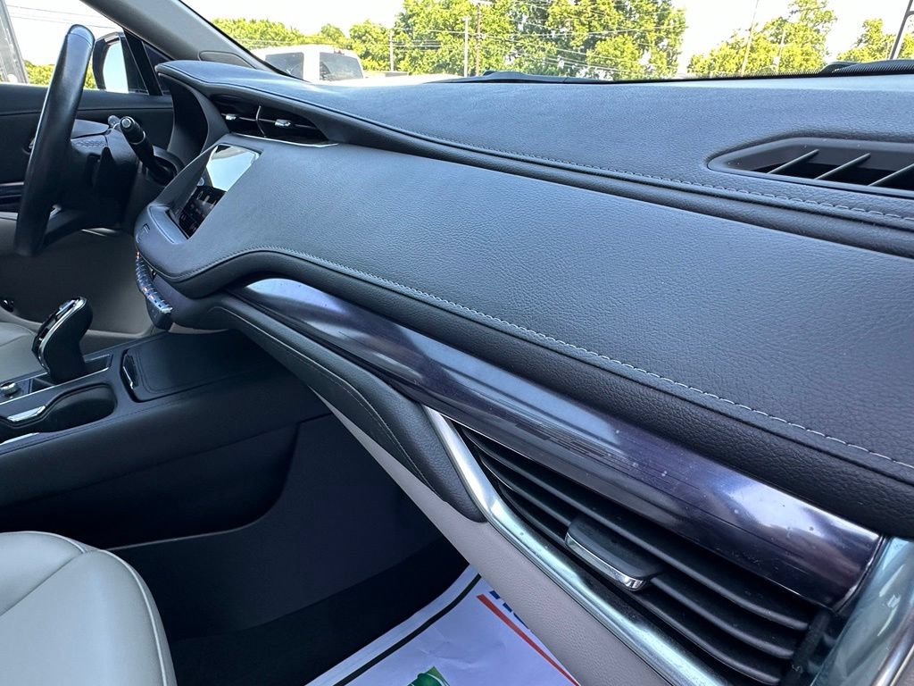 Used 2022 Cadillac XT4 Luxury w/ Cold Weather Package FWD image 11