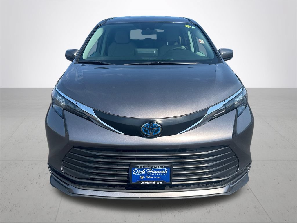Used 2024 Toyota Sienna LE AWD/4WD image 3