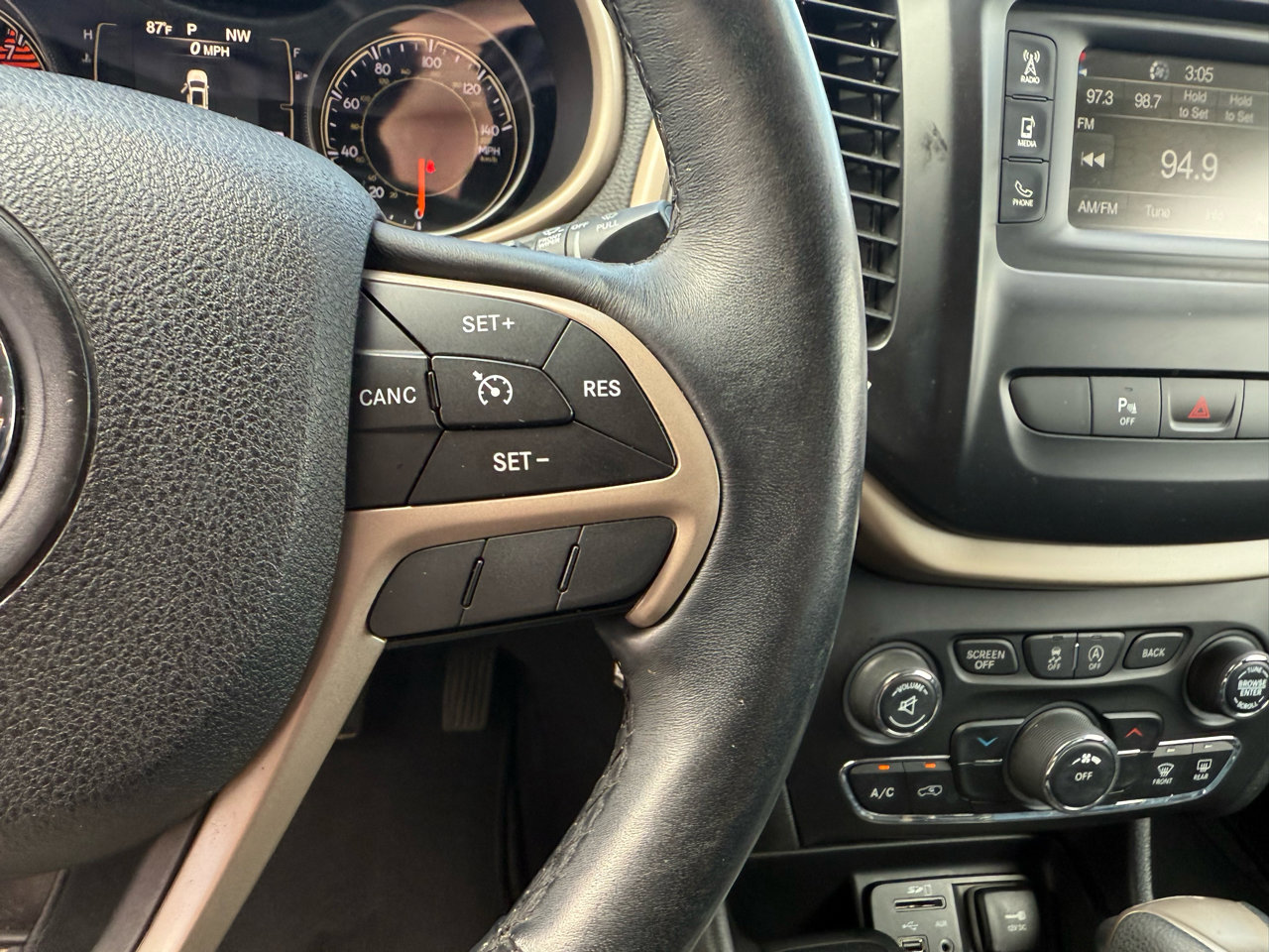 Used 2017 Jeep Cherokee Latitude w/ Safety/Convenience Group image 14