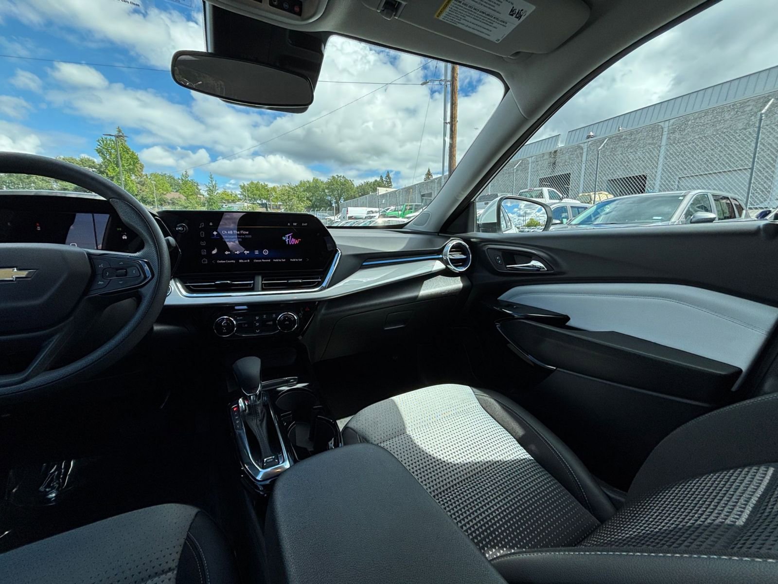 Used 2025 Chevrolet Trax LT FWD image 34