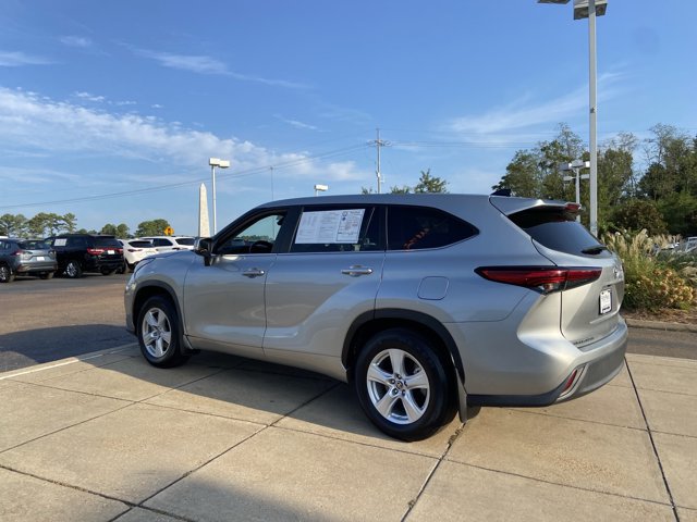 Used 2023 Toyota Highlander LE AWD/4WD image 8