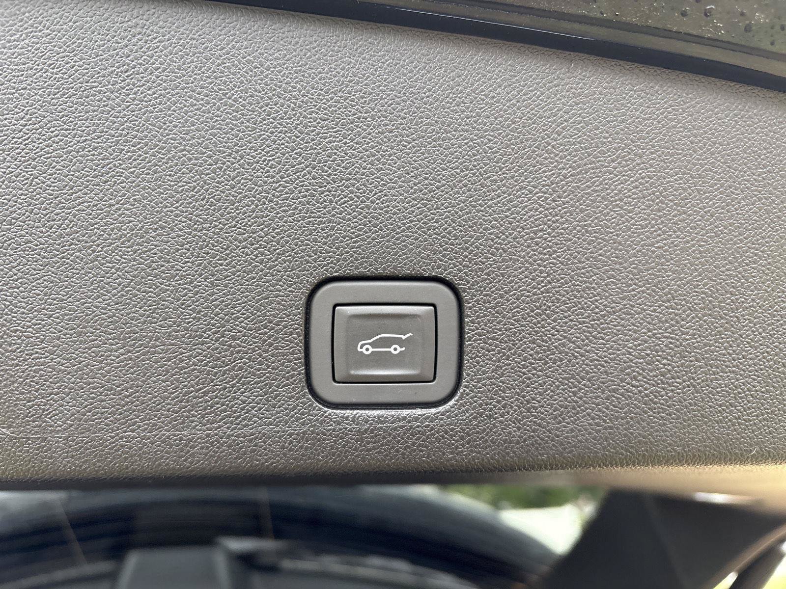 Used 2025 Cadillac XT6 Luxury FWD image 12