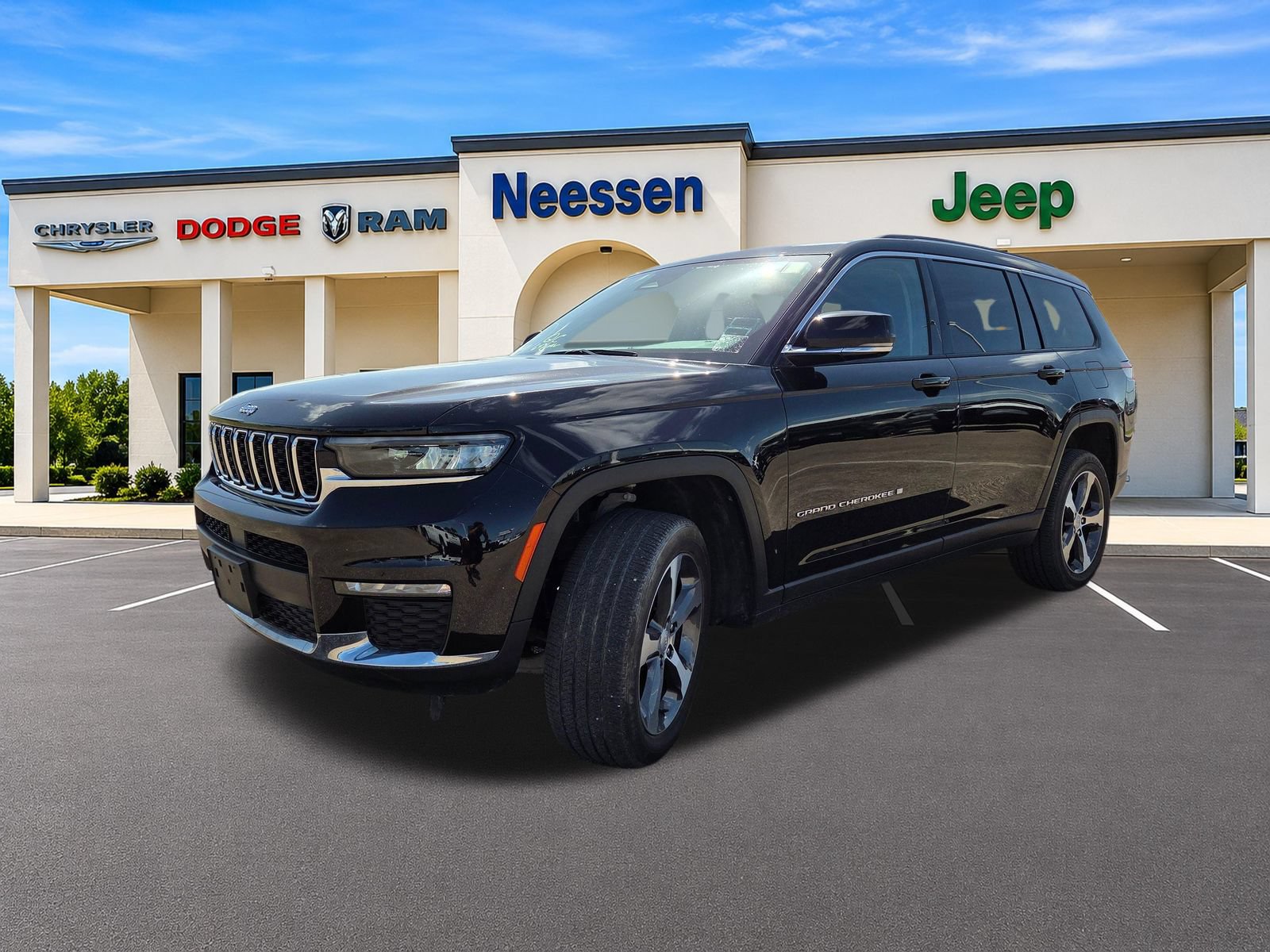 Used 2023 Jeep Grand Cherokee L Limited AWD/4WD image 3