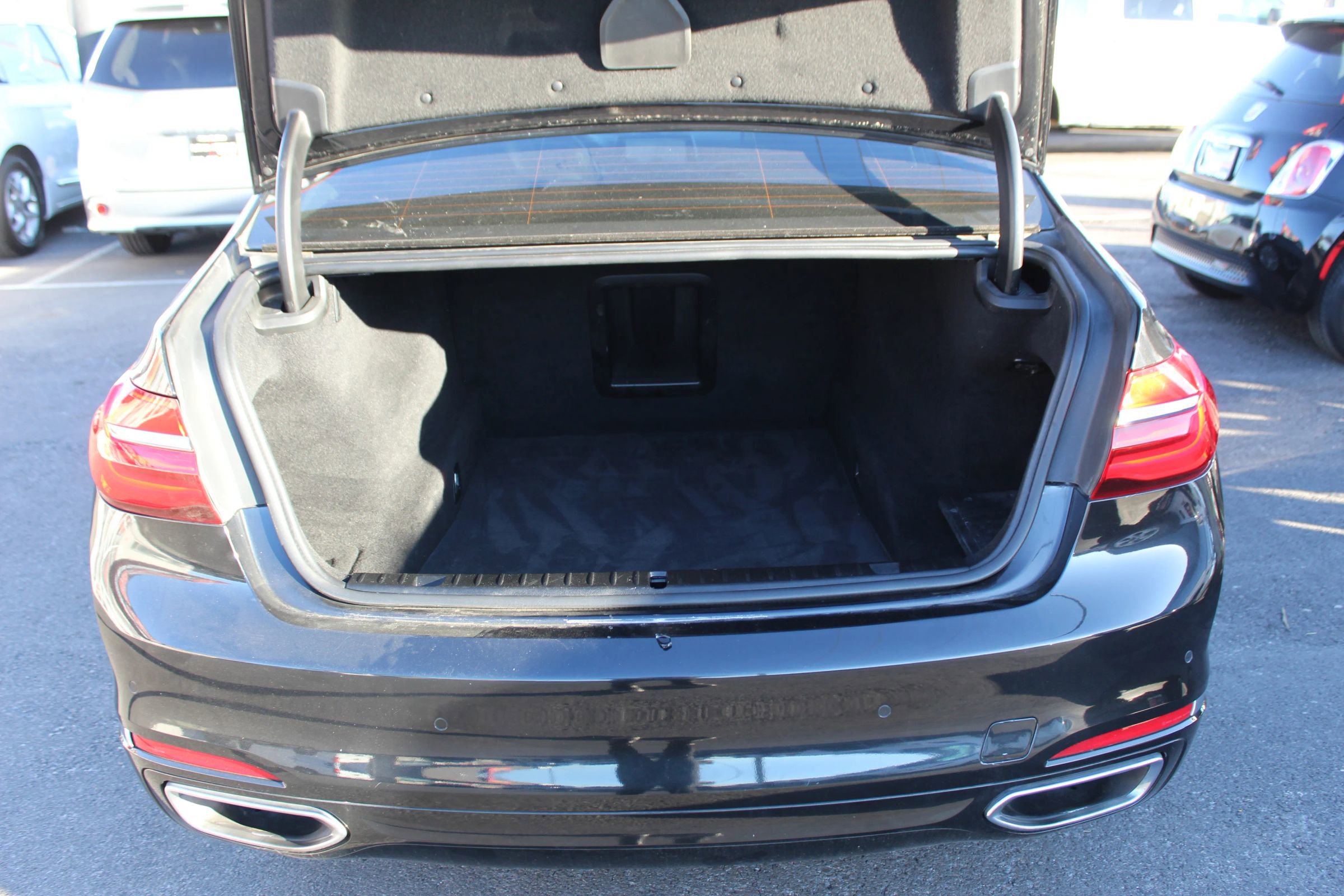 Used 2016 BMW 750i image 19