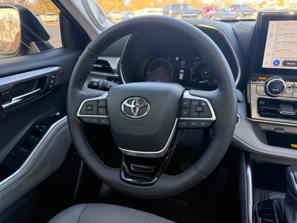 Certified 2025 Toyota Highlander Platinum image 16