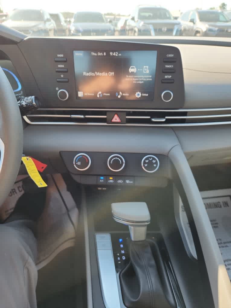 Used 2025 Hyundai Elantra SE FWD image 12