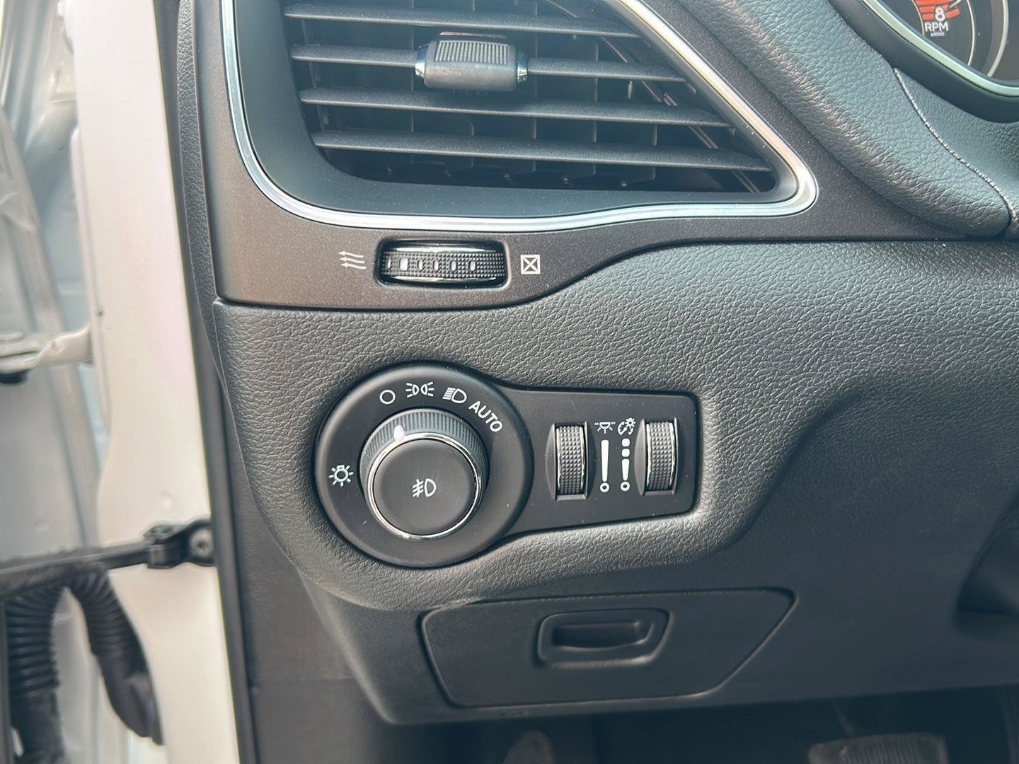 Used 2022 Jeep Cherokee Trailhawk AWD/4WD image 18