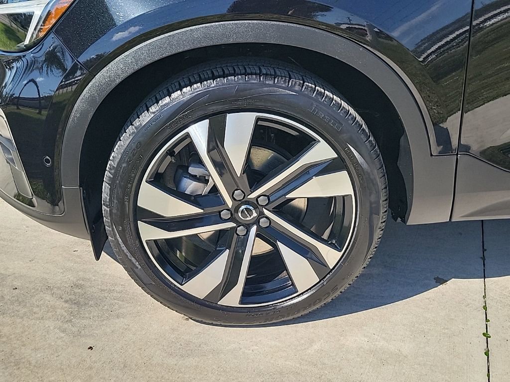 Used 2025 Volvo XC40 B5 Plus image 3