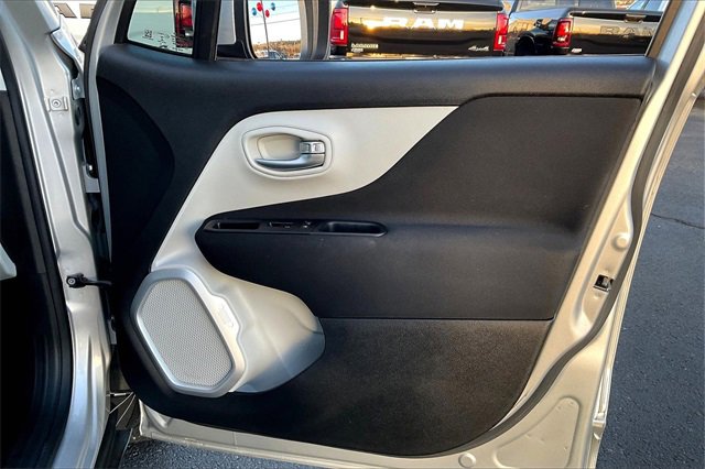 Used 2019 Jeep Renegade Latitude w/ Popular Equipment Group image 19