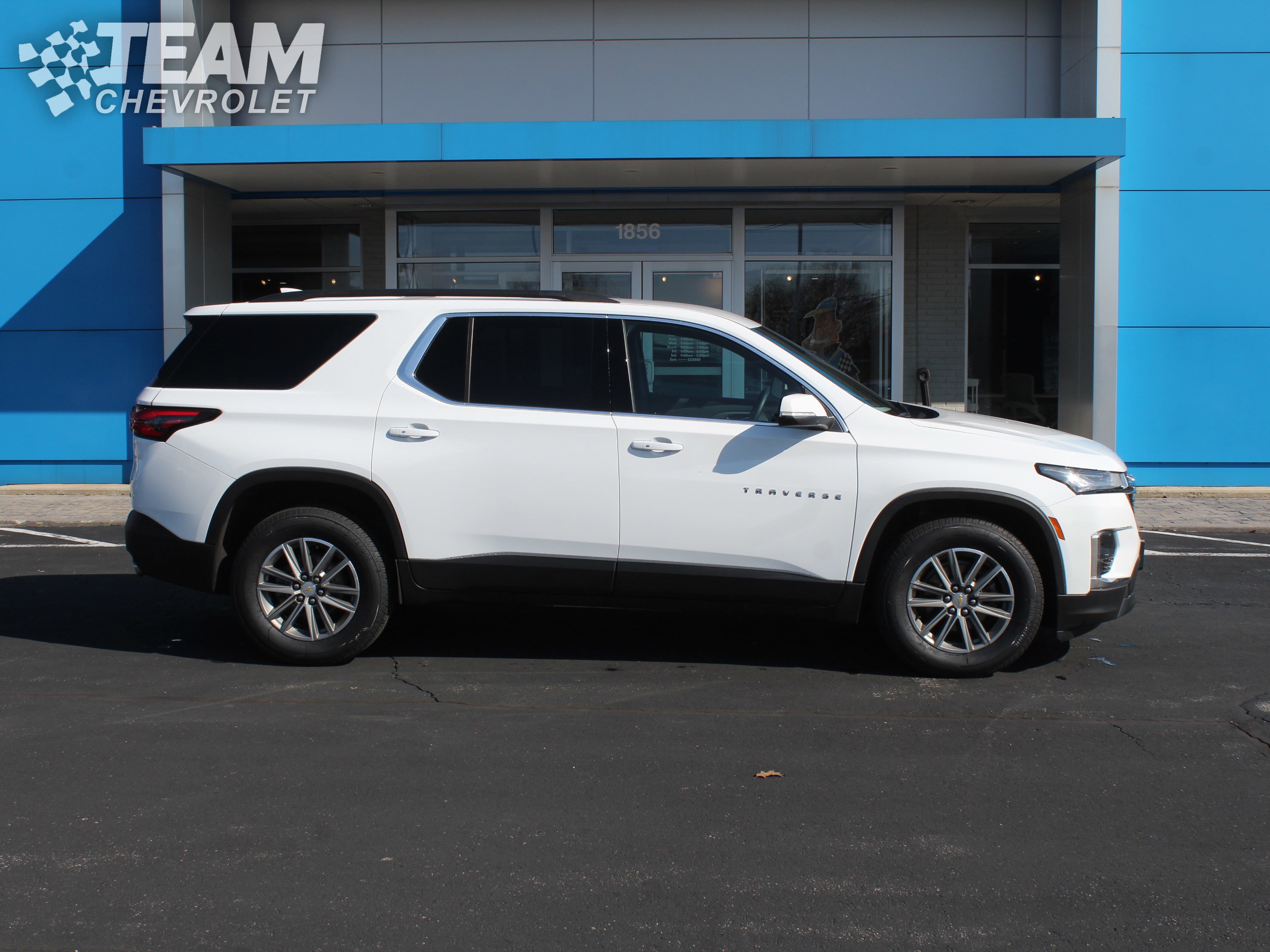 Used 2023 Chevrolet Traverse LT image 3