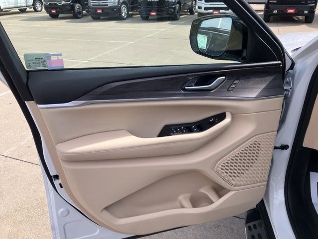 Certified 2023 Jeep Grand Cherokee Limited w/ Luxury Tech Group II image 9