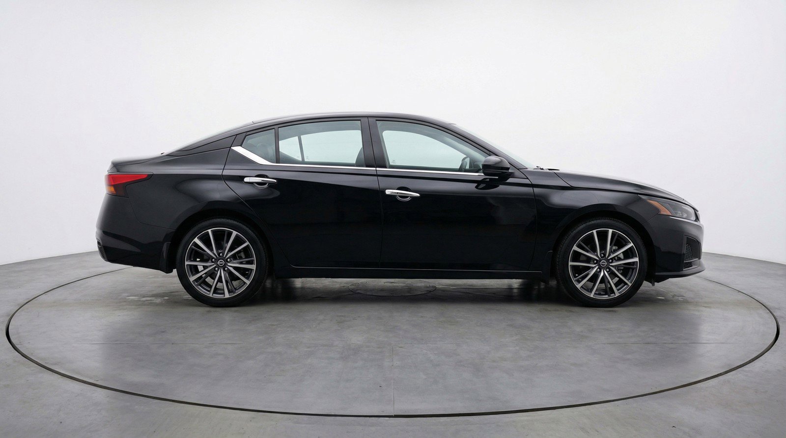 Used 2025 Nissan Altima 2.5 SV image 11