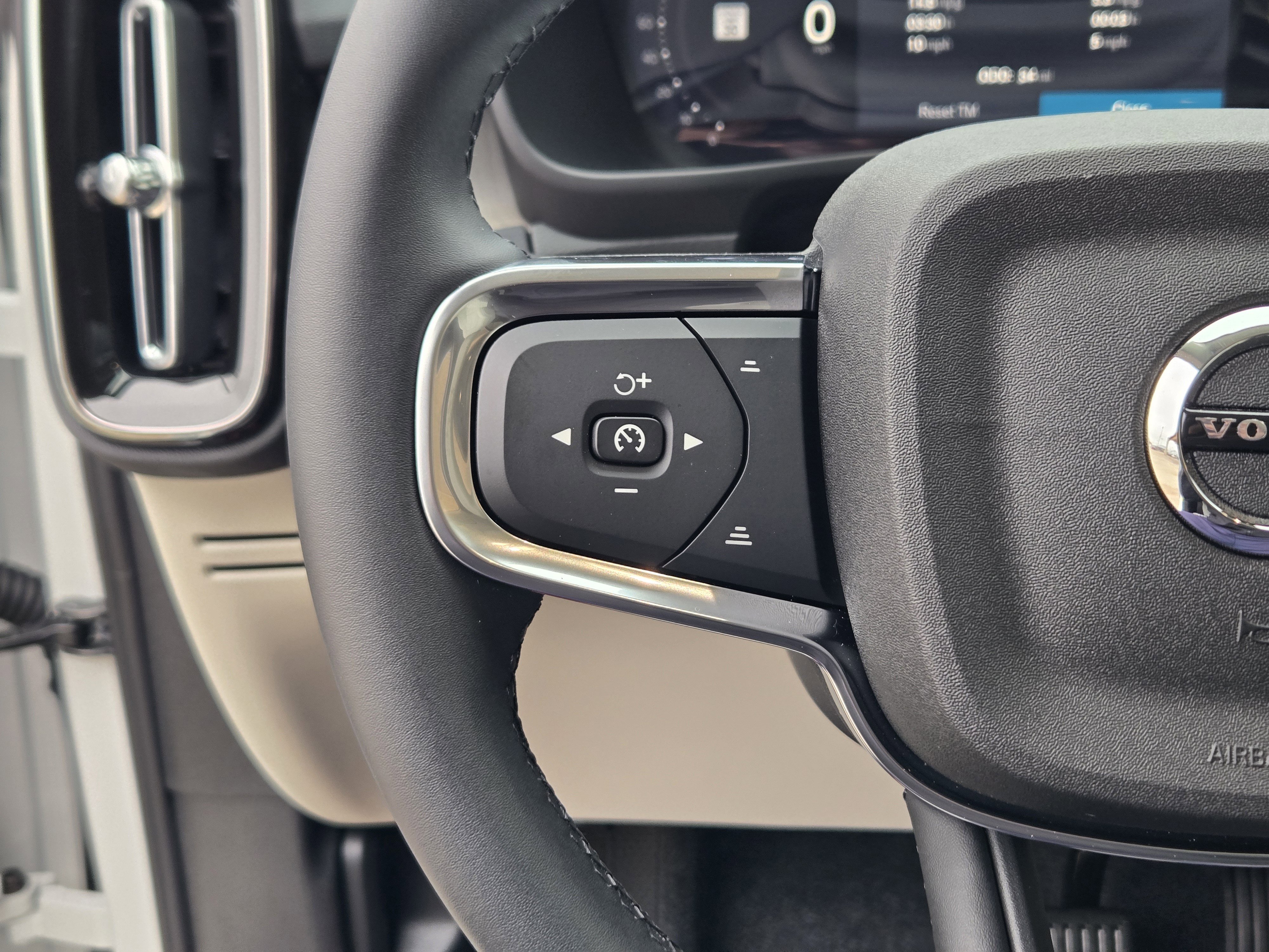 New 2026 Volvo XC40 B5 Plus w/ Protection Package Premier image 29