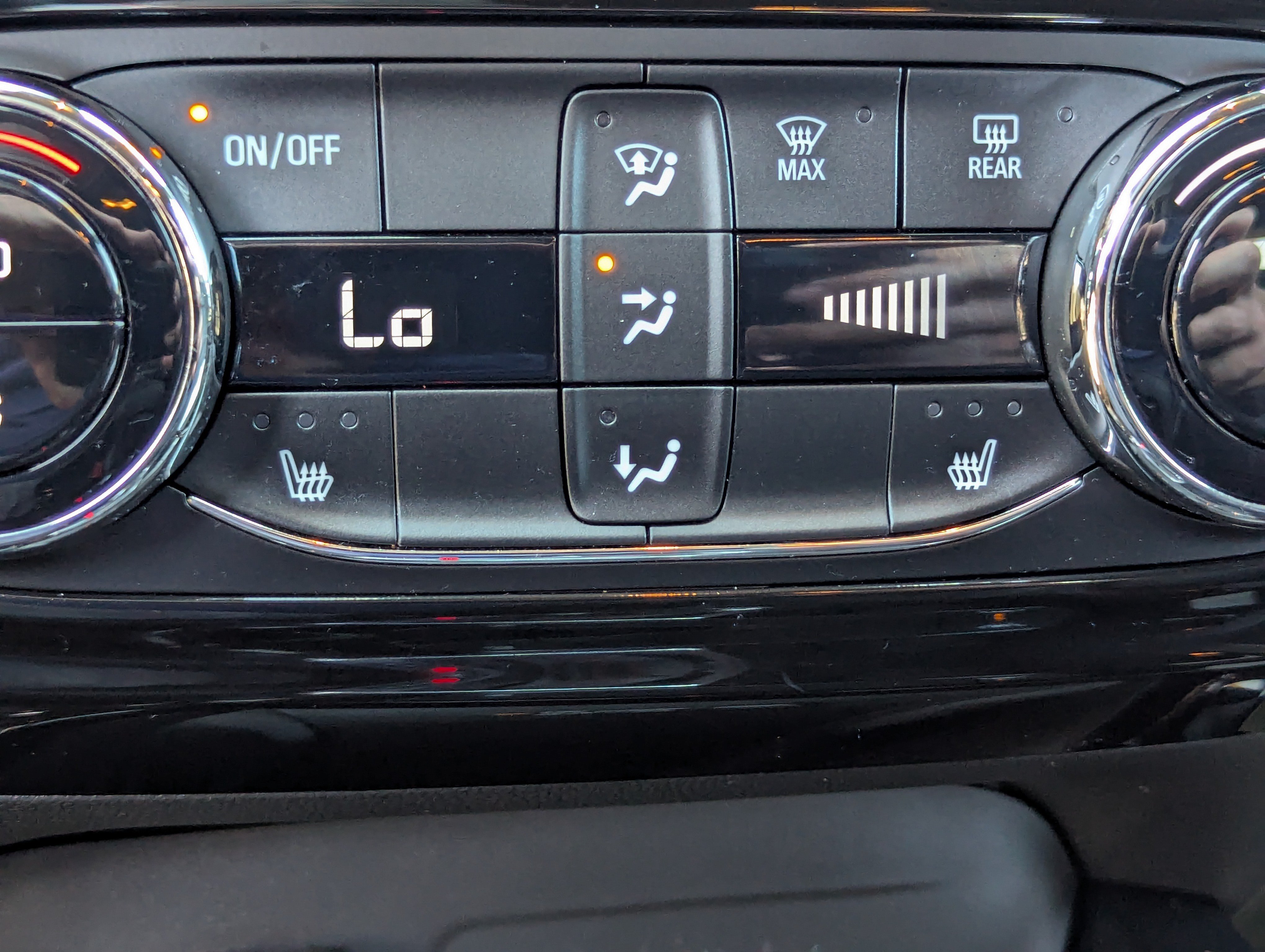Certified 2024 Chevrolet Trax RS w/ Sunroof Package FWD image 27