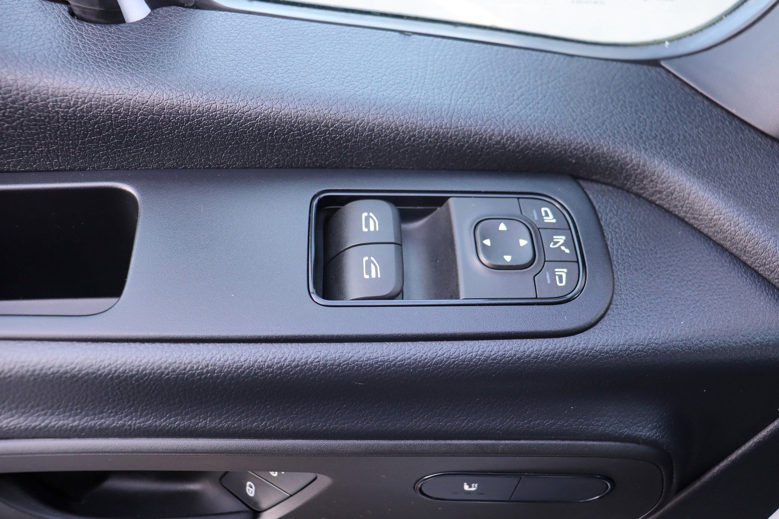 Used 2024 Mercedes-Benz eSprinter 170 Cargo image 17