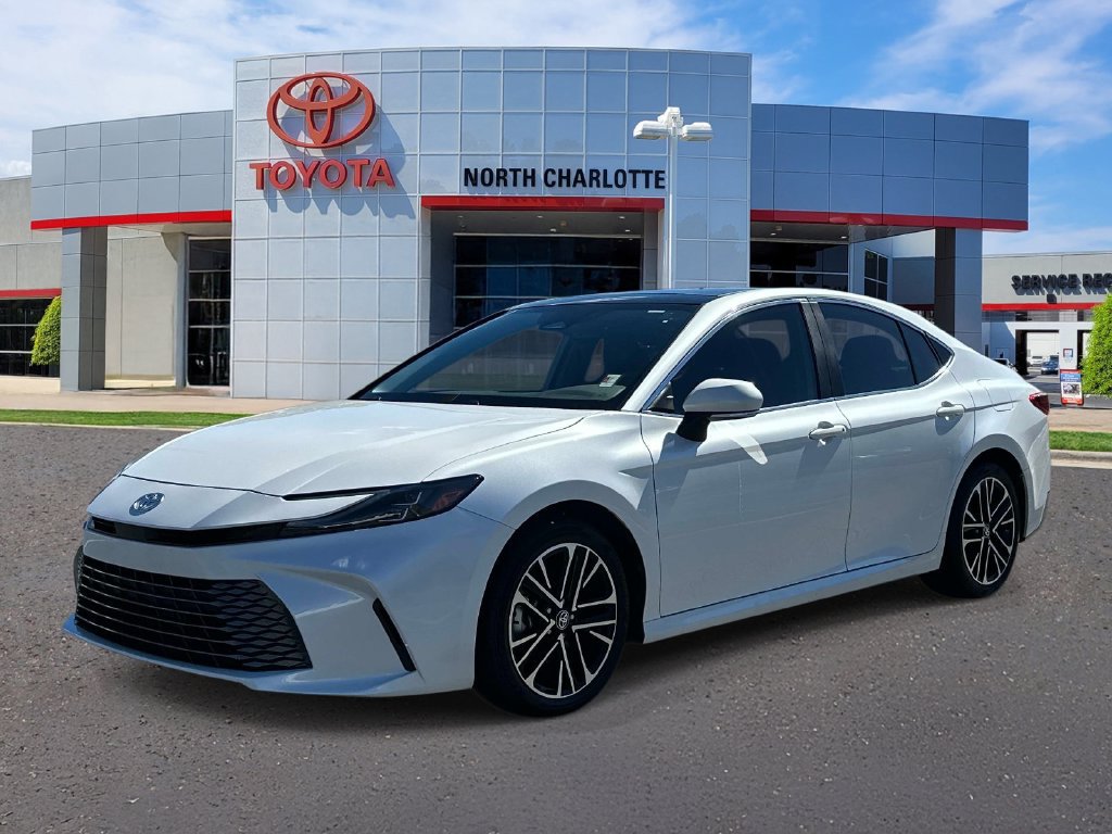 Used 2025 Toyota Camry XLE FWD image 4