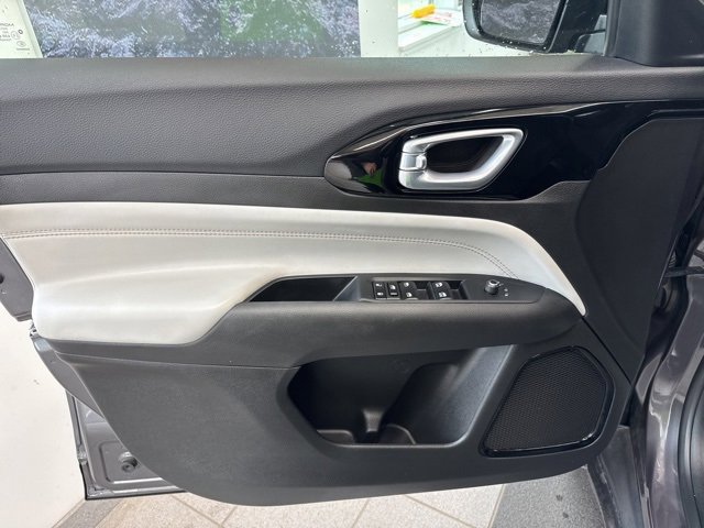 Used 2024 Jeep Compass Limited image 17