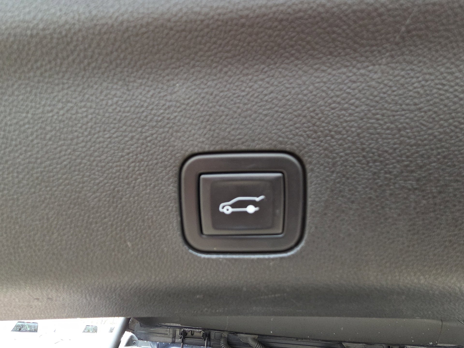 Used 2023 Chevrolet Suburban Premier image 35