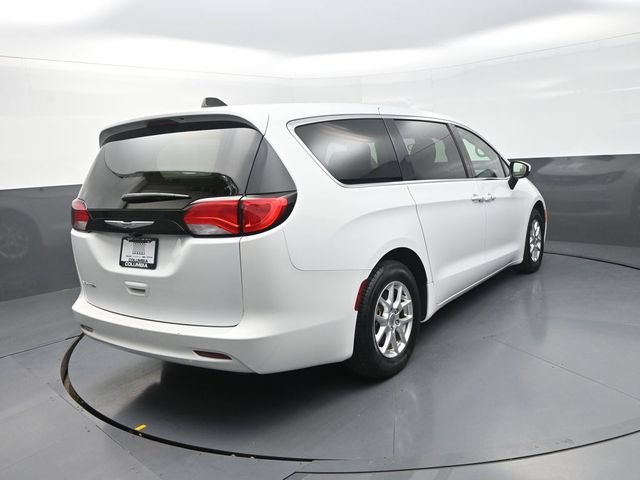 Used 2023 Chrysler Voyager LX FWD image 9