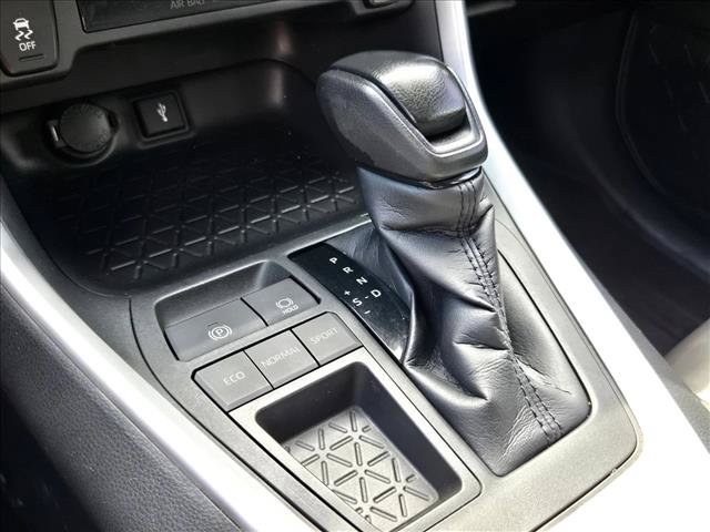 Used 2021 Toyota RAV4 XLE w/ Convenience Package FWD image 14