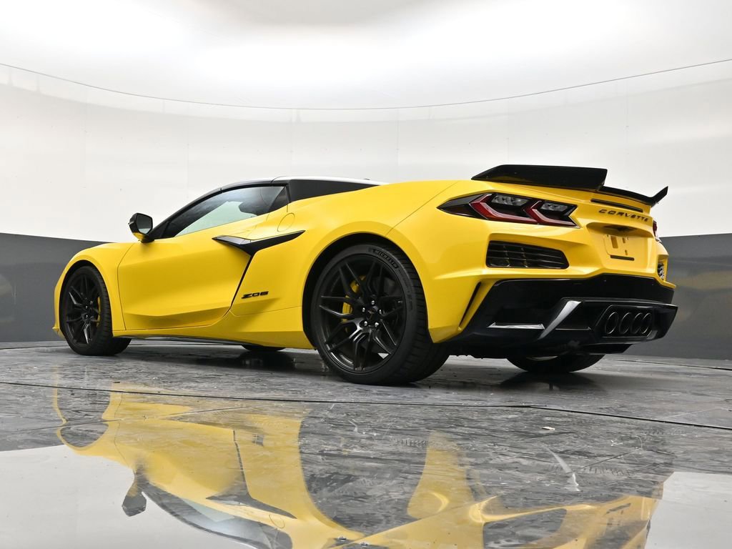 Used 2025 Chevrolet Corvette Z06 w/ Stealth Interior Trim Package RWD image 22