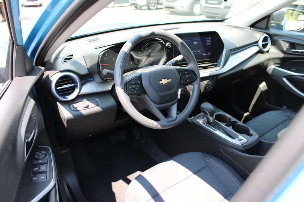 Certified 2025 Chevrolet Trax LS FWD image 9