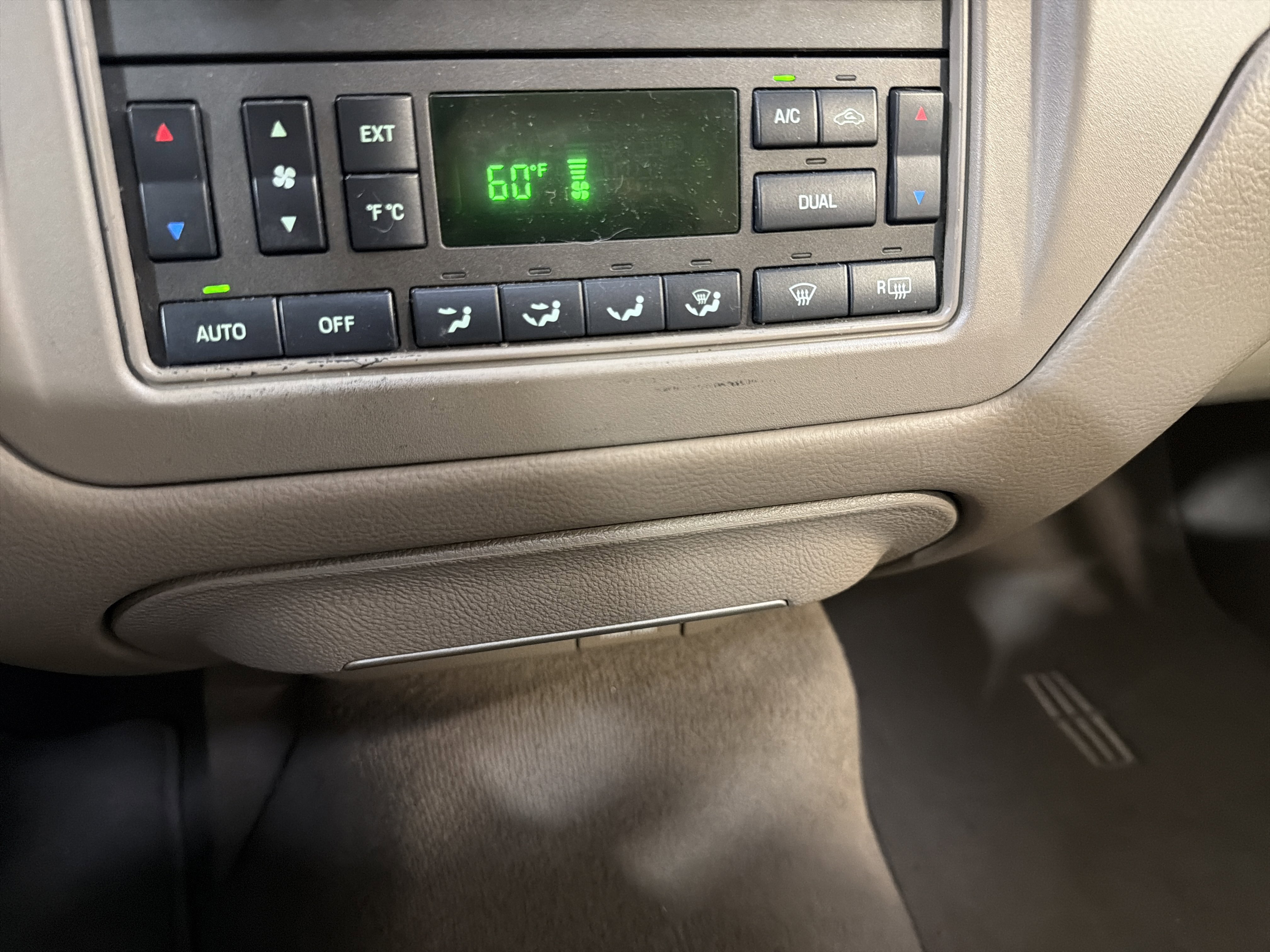 Used 2005 Lincoln Town Car Signature Limited image 19