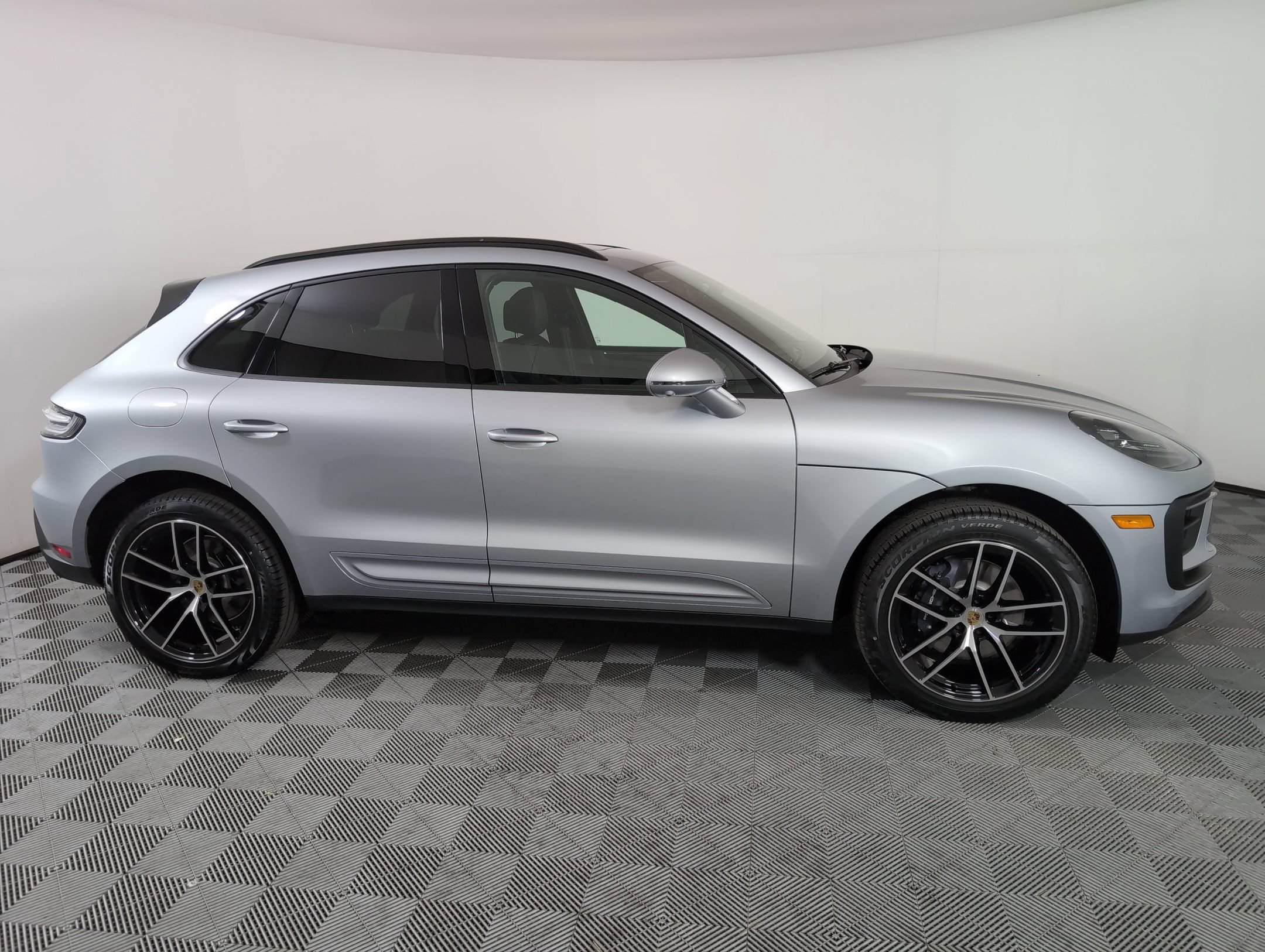 Certified 2025 Porsche Macan AWD/4WD image 9