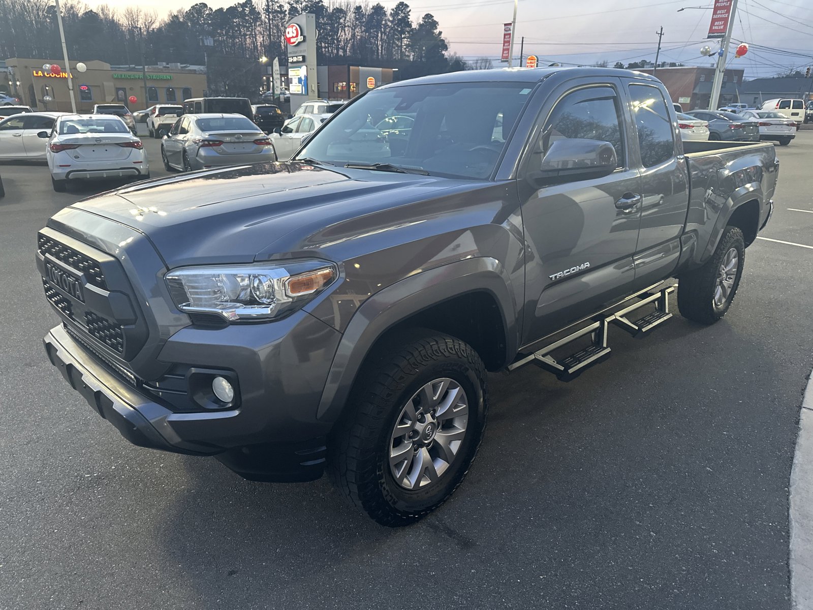 Used 2018 Toyota Tacoma SR5 w/ SR5 Appearance Package (SM) AWD/4WD image 4