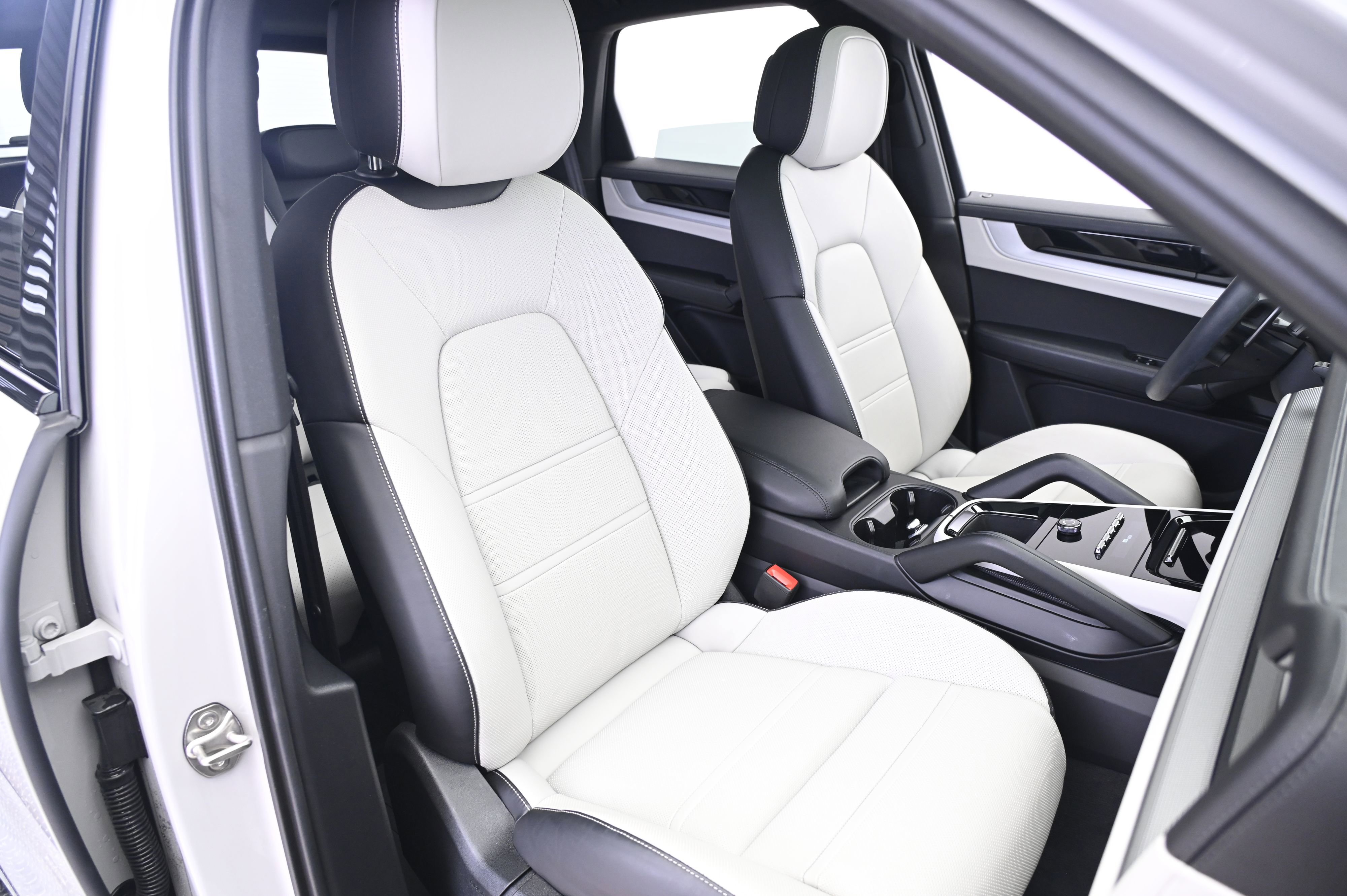 Used 2025 Porsche Cayenne image 24