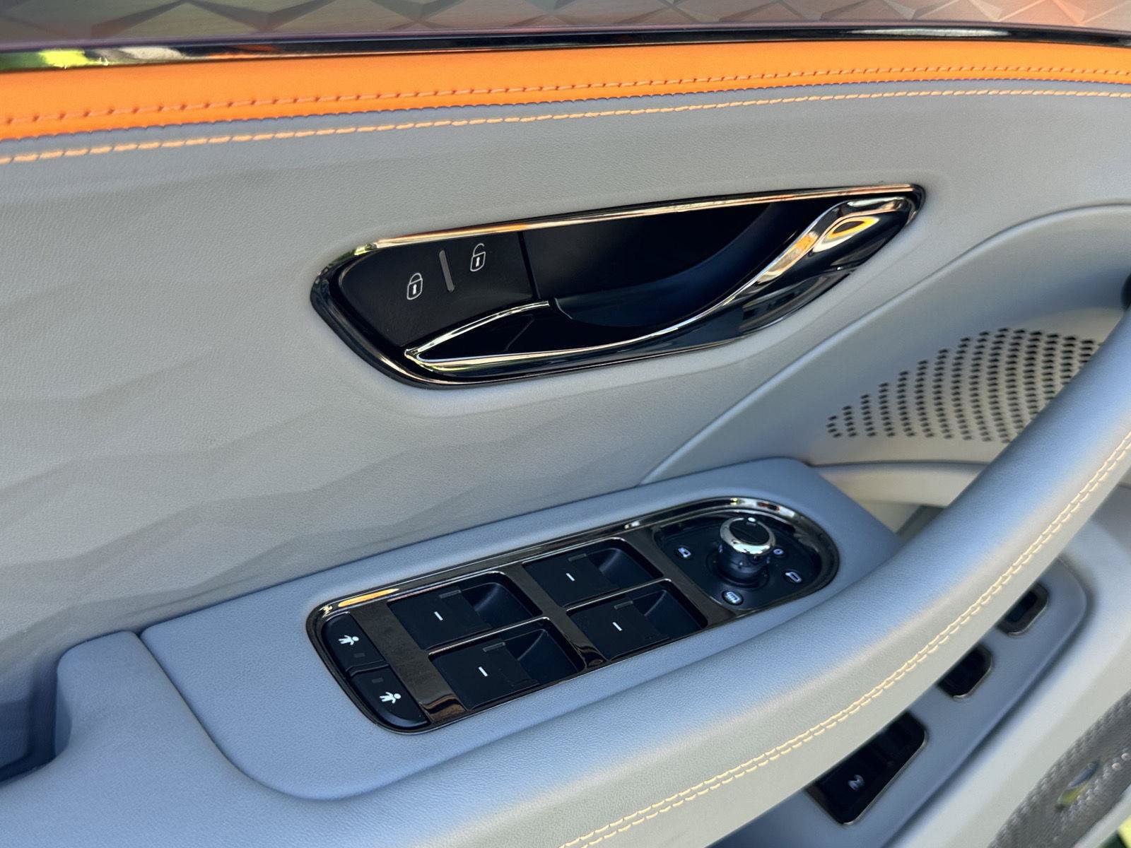 New 2025 Bentley Flying Spur Plug-In Hybrid AWD/4WD image 16