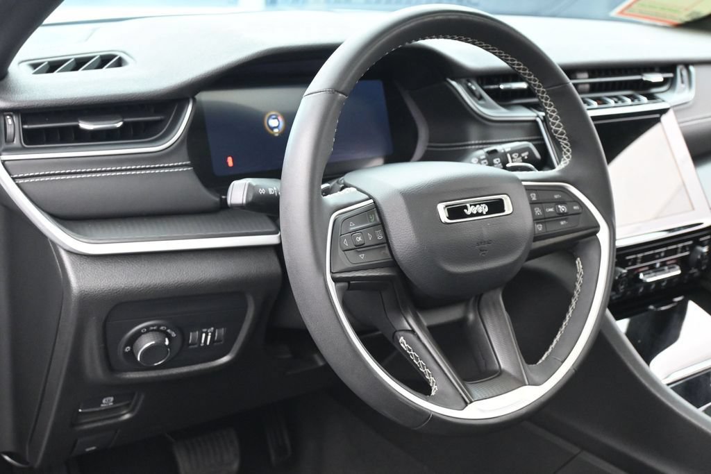 Used 2024 Jeep Grand Cherokee Altitude RWD image 15