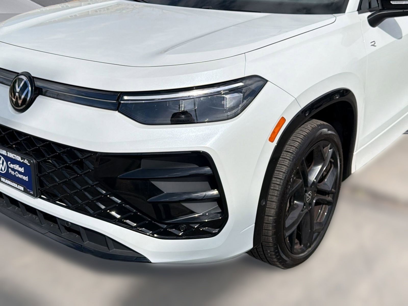 Used 2025 Volkswagen Tiguan SE R-Line image 11