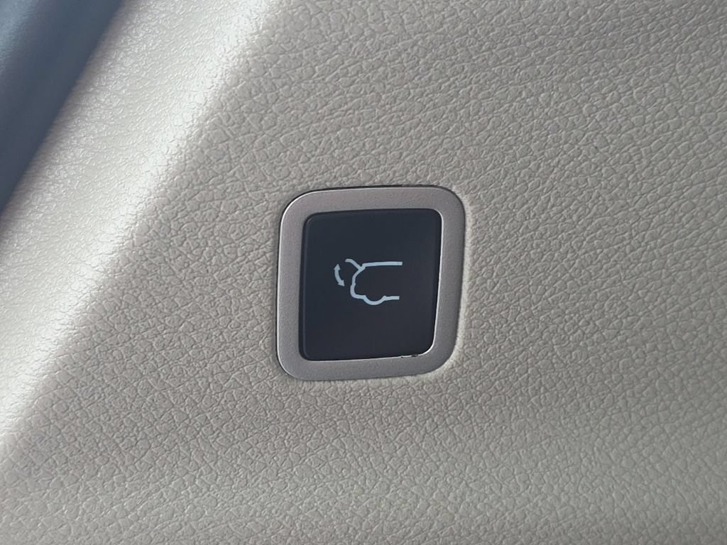 Used 2023 Chrysler Pacifica Touring-L FWD image 13