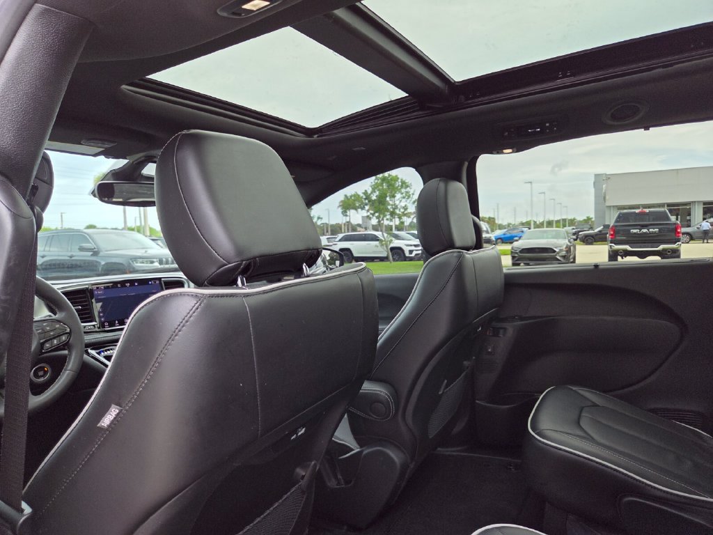 Used 2023 Chrysler Pacifica Limited w/ S Appearance Package AWD/4WD image 26