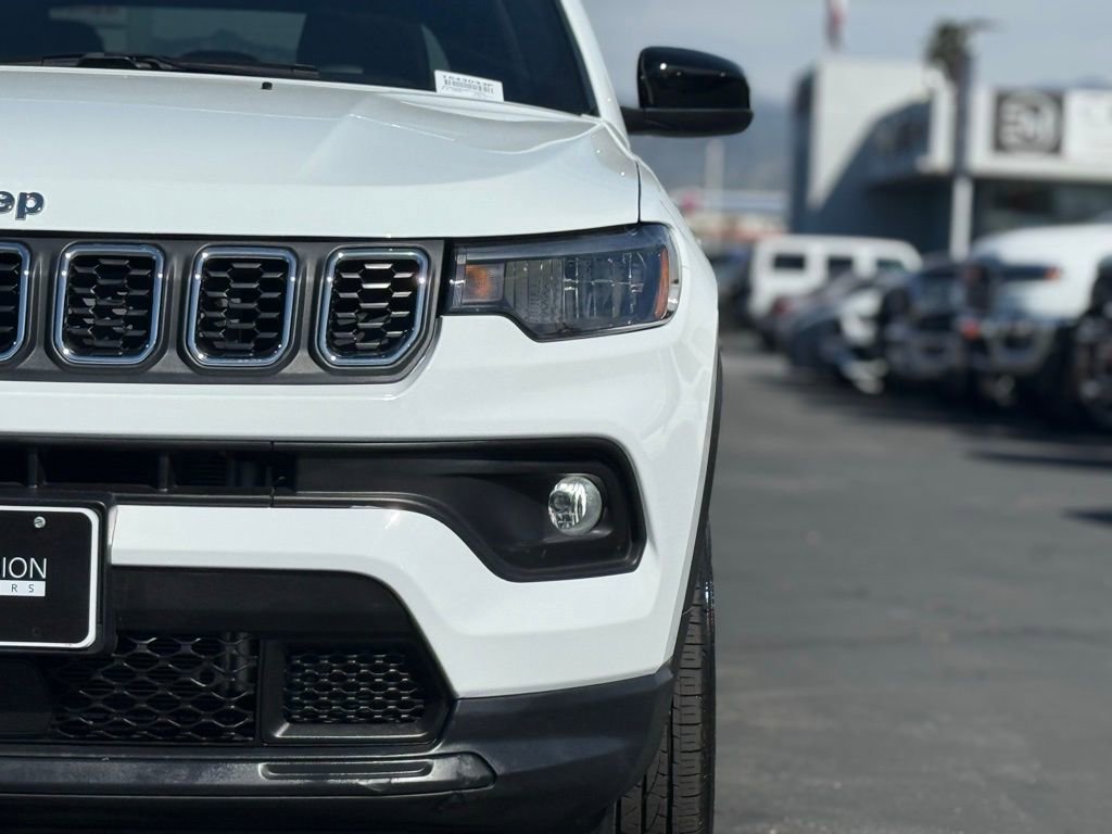 Used 2025 Jeep Compass Latitude image 4