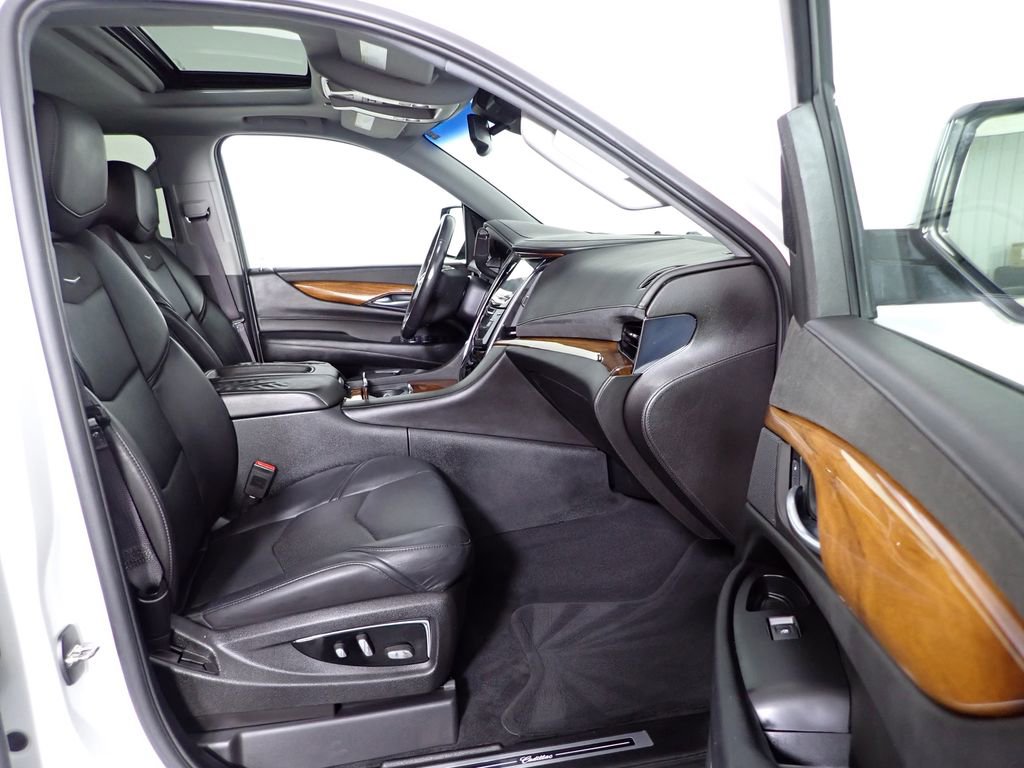 Used 2016 Cadillac Escalade Luxury image 41