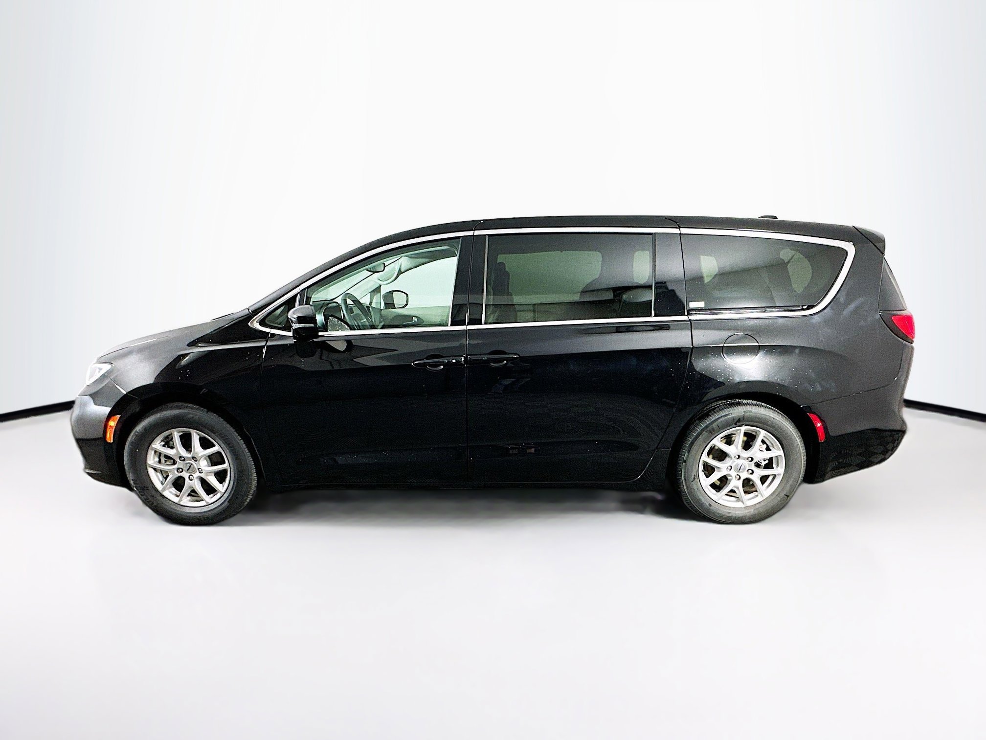 Used 2024 Chrysler Pacifica Touring-L image 4