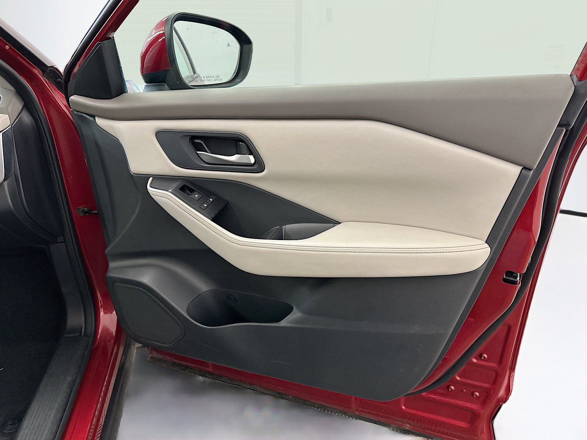 Used 2025 Nissan Rogue SV image 33