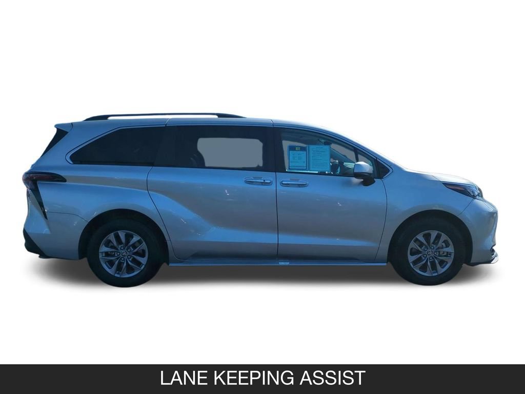 Used 2025 Toyota Sienna XLE FWD image 6