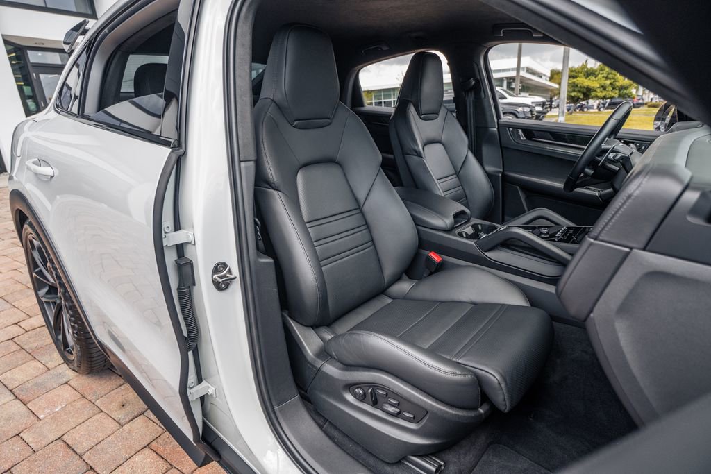 Used 2024 Porsche Cayenne Turbo GT image 34