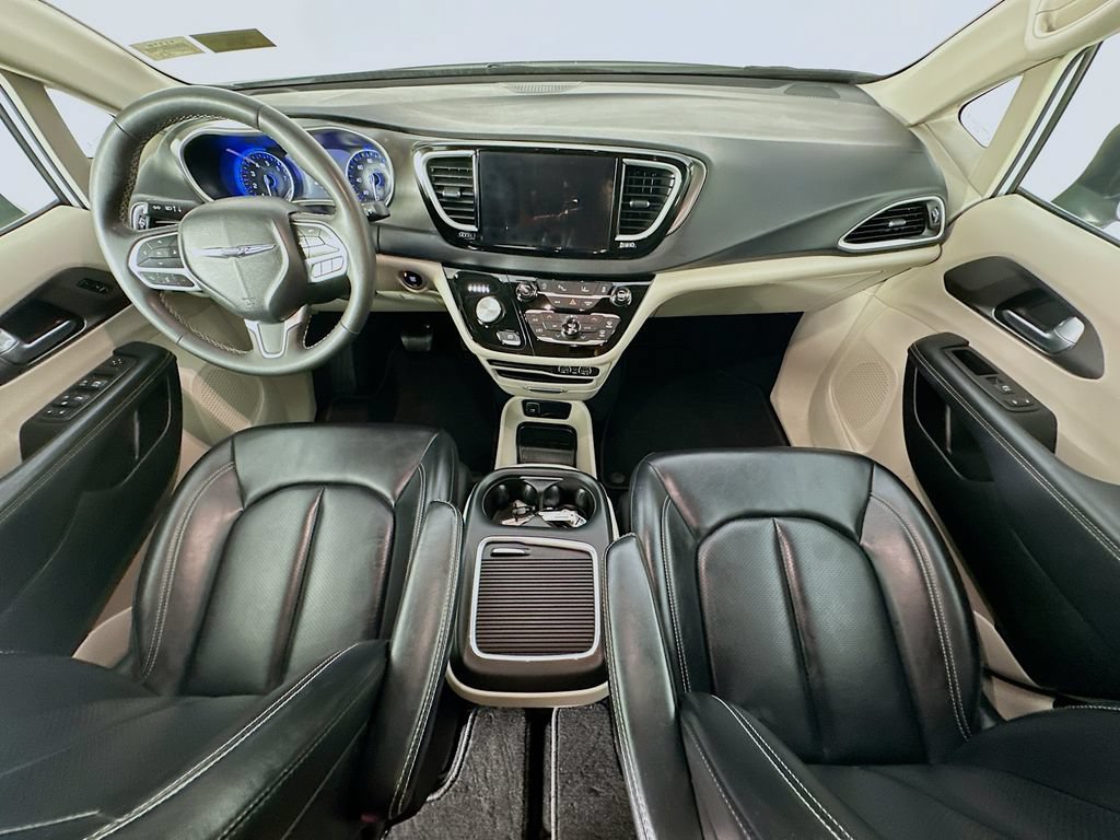 Used 2023 Chrysler Pacifica Touring-L FWD image 10