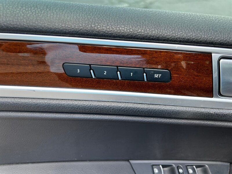 Used 2016 Volkswagen Touareg VR6 AWD/4WD image 26
