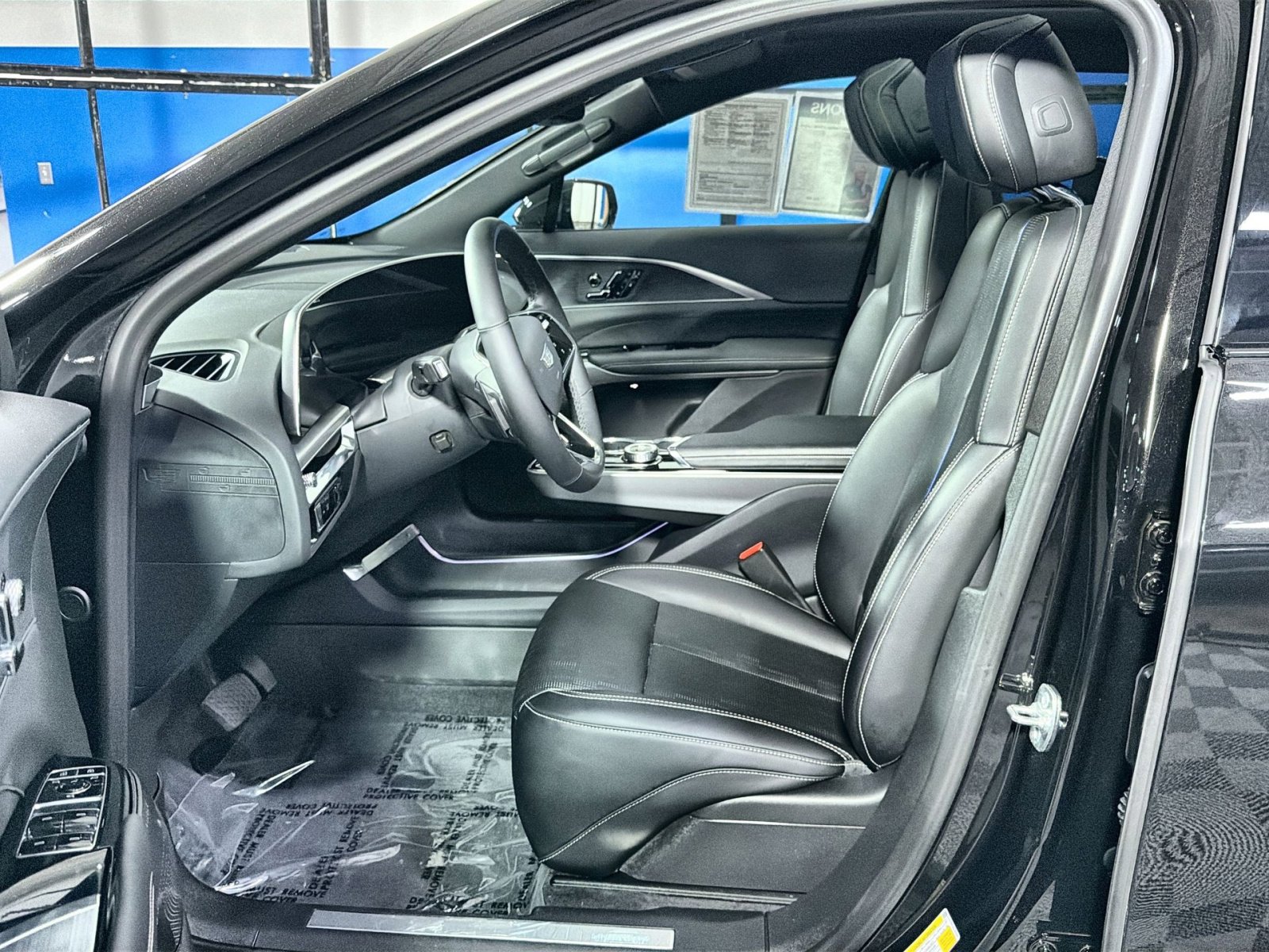 Used 2025 Cadillac Lyriq Luxury w/ LPO, Floor Liner Package AWD/4WD image 18