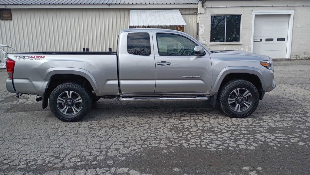 Used 2017 Toyota Tacoma TRD Sport w/ Premium & Technology Package image 7