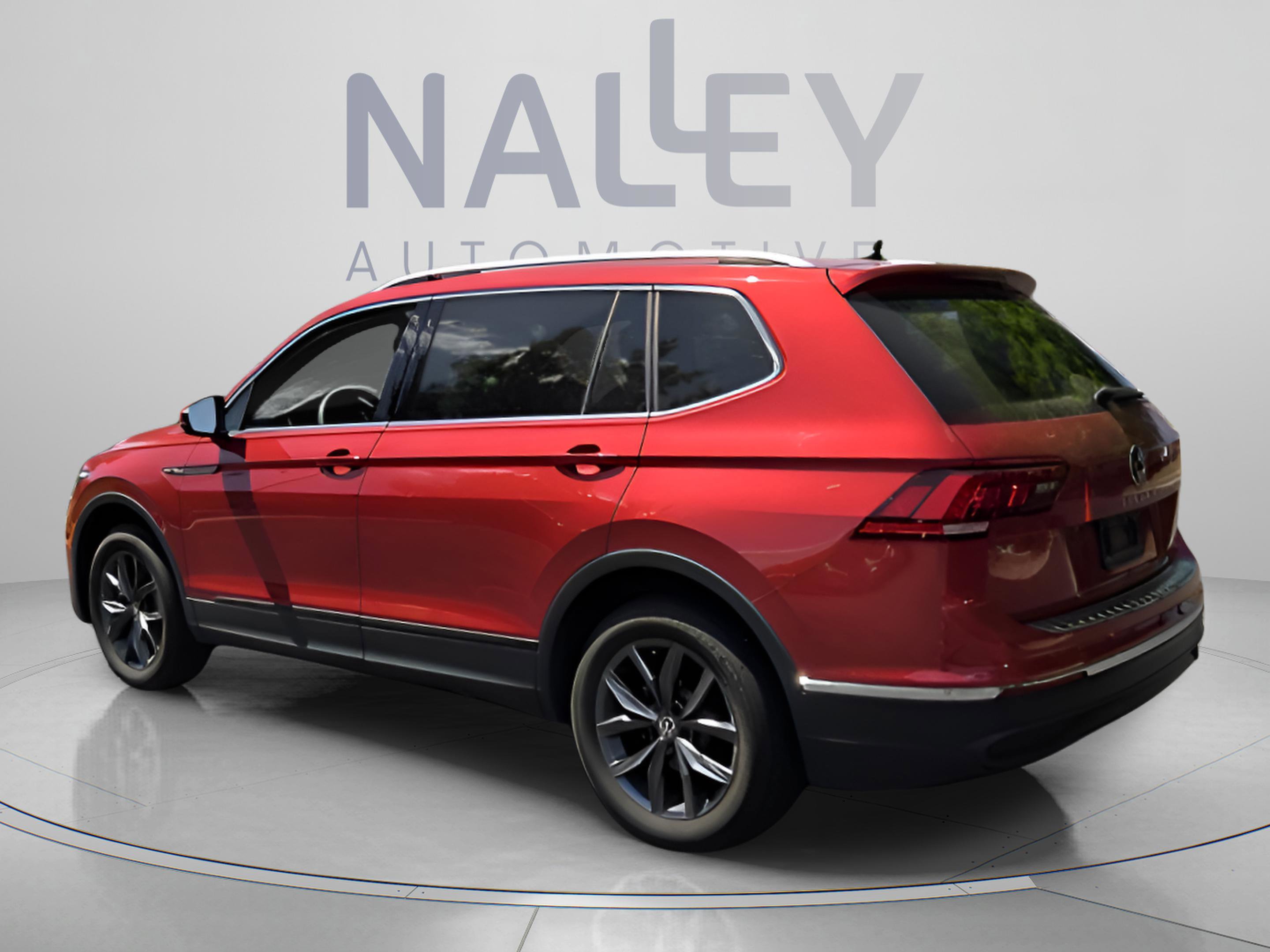 Used 2024 Volkswagen Tiguan SE FWD image 3