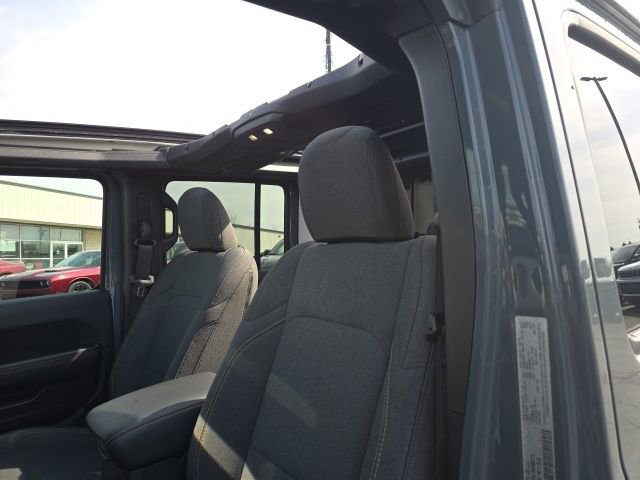 Used 2025 Jeep Wrangler Unlimited Sahara w/ Safety Group image 21